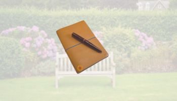 Vulpen, notieiboek, houten bank